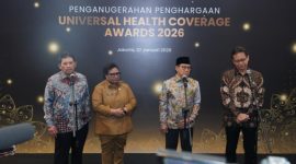 Dirut BPJS Kesehatan Ghufron Mukti memberikan penghargaan UHC Awards Tahun 2026, Selasa (27/1)