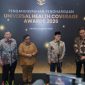 Dirut BPJS Kesehatan Ghufron Mukti memberikan penghargaan UHC Awards Tahun 2026, Selasa (27/1)