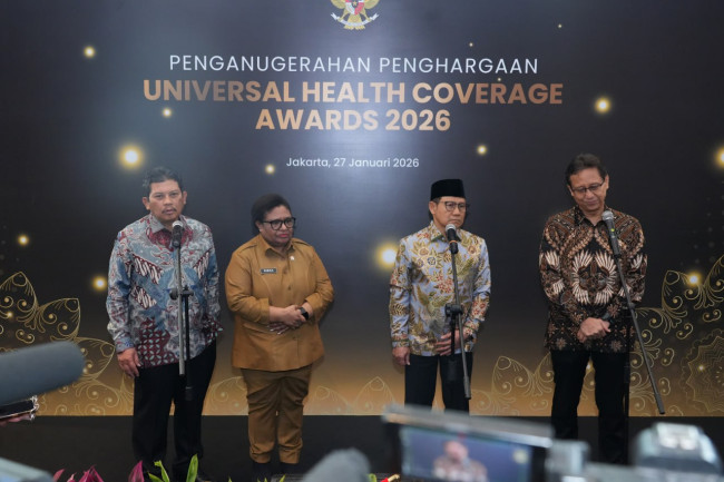 Dirut BPJS Kesehatan Ghufron Mukti memberikan penghargaan UHC Awards Tahun 2026, Selasa (27/1)