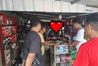 Tim Reskrim Polres Sikka melakukan penyelidikan kasus pencurian handphone, Rabu (28/1)