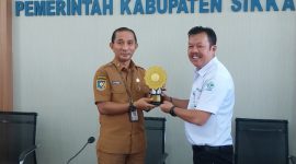 Deputi BPJS Kesehatan Wilayah XI Mangisi Raja Simarmata menyerahkan UHC Award kepada Sekda Sikka Adrianus Firminus Parera, Senin (2/2)