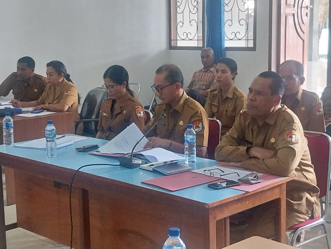Kepala Dinas Kesehatan Sikka Petrus Herlemus saat RDP di Komisi 1 DPRD Sikka, Senin (9/2)