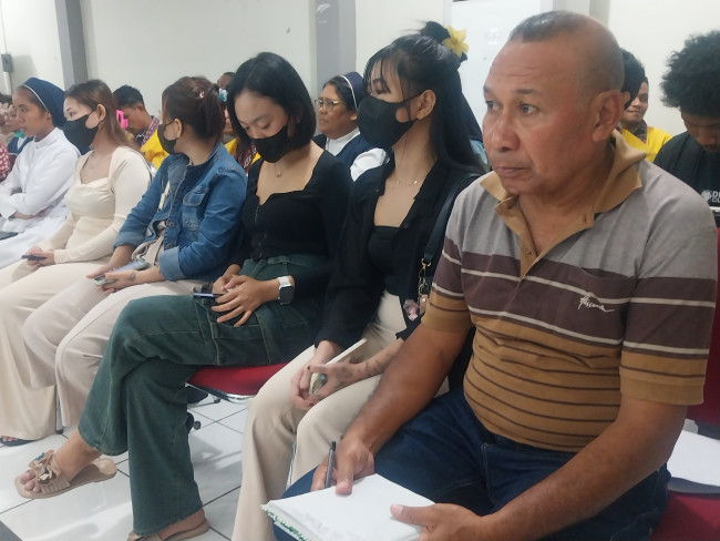 Seorang Imam sedang mendampingi 4 LC Eltras Pub yang terlilit cashbon