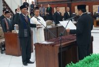 Ketua DPRD Sikka Stef Sumandi melantik Humerus Andreas sebagai Anggota DPRD Sikka, Jumat (13/2)