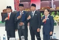 Pimpinan DPRD Sikka dan Bupati Sikka pose bersama Anggota DPRD Sikka Humerus Andreas yang baru dilantik hari itu, Jumat (13/2)
