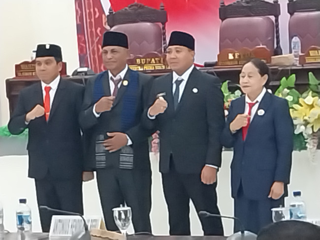 Pimpinan DPRD Sikka dan Bupati Sikka pose bersama Anggota DPRD Sikka Humerus Andreas yang baru dilantik hari itu, Jumat (13/2)