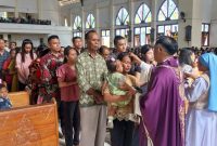 RD Quinn Galmin menandakan abu pada dahi umat Katolik di Gereja Thomas Morus Keuskupan Maumere, Rabu (18/2)