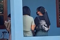 Dua orang LC Eltras Pub asal Jawa Barat di selter TRuK-F sedang bersiap pulang kampung dijemput KDM, Senin (23/2)