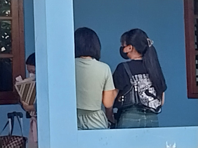 Dua orang LC Eltras Pub asal Jawa Barat di selter TRuK-F sedang bersiap pulang kampung dijemput KDM, Senin (23/2)