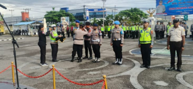 Wakapolres Sikka Kompol Nofi Posu menyematkan pita tanda operasi kepada perwakilan peserta apel, Senin (2/2)