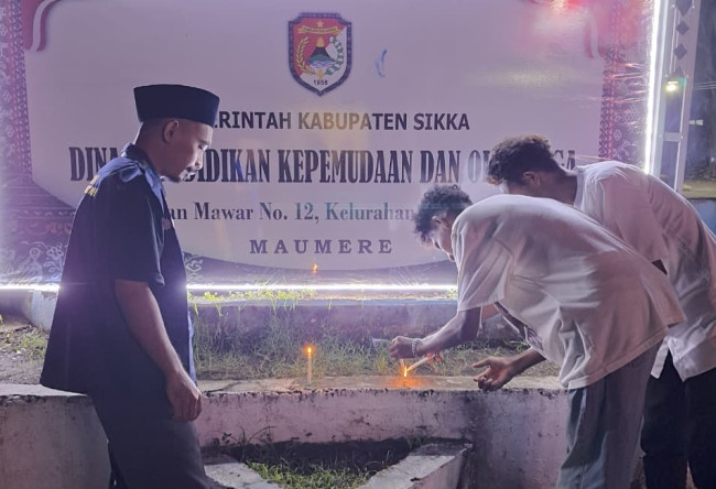 Kader IMM Sikka membakar lilin di Kantor Dinas PKO Sikka, Rabu (4/2) malam 