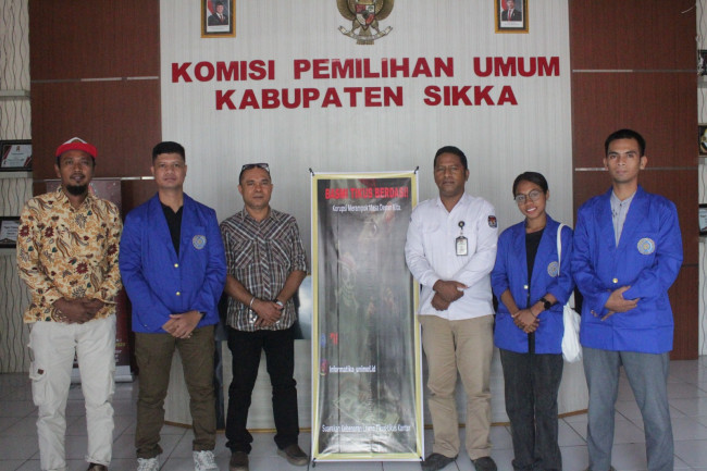 Mahasiswa Unimof dan dosen pengampu pose bersama Ketua KPU Sikka Herimanto, Kamis (5/2)