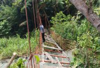 Kondisi jembatan gantung di Dobo Kecamatan Mego yang ditimpa pohon tumbang beberapa waktu lalu