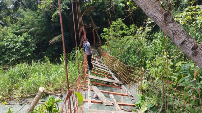Kondisi jembatan gantung di Dobo Kecamatan Mego yang ditimpa pohon tumbang beberapa waktu lalu