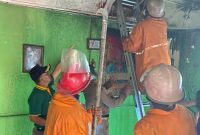 Petugas Damkar Sikka menjebol plafon rumah untuk memastikan tidak ada lagi sumber api, Jumat (6/2)