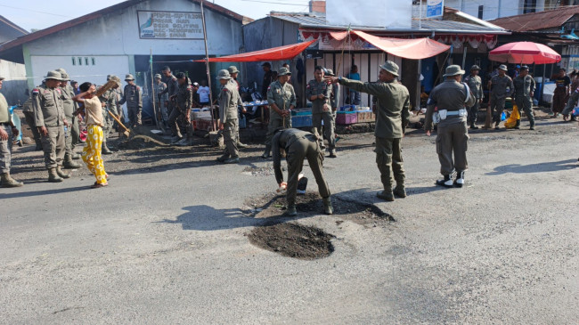 Prajurit Brimob Maumere sedang memperbaiki ruas jalan Maumere-Larantuka, Sabtu (7/2)
