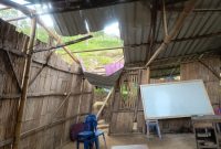 Kondisi bangunan sekolah darurat yang diterjang angin kencang beberapa waktu lalu