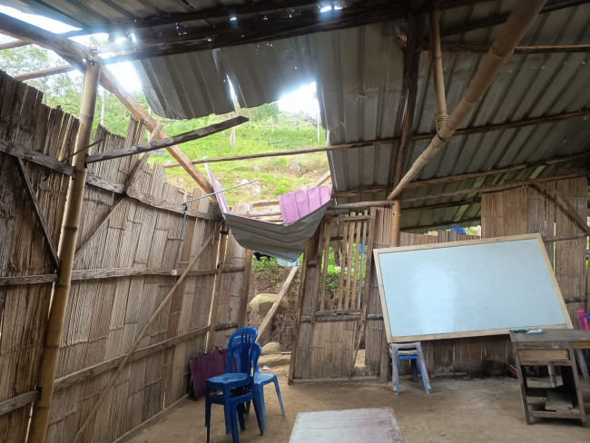 Kondisi bangunan sekolah darurat yang diterjang angin kencang beberapa waktu lalu