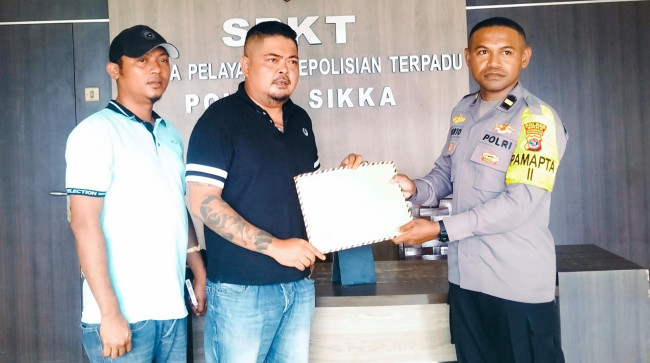 Tim Kuasa Hukum Eltras Pub menyerahkan dokumen pengaduan ke Polres Sikka, Jumat (13/2)