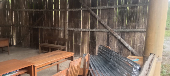 Bangunan darurat di SMP Negeri 049 Renggarasi