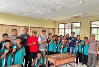 Kepala BPMP NTT Irfan Karim pose bersama siswa SMP Negeri 048 Sa Ate Gaikiu yang melaksanakan KBM di SDN Gaikiu, Sabtu (14/2)