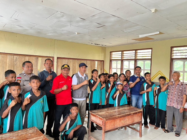 Kepala BPMP NTT Irfan Karim pose bersama siswa SMP Negeri 048 Sa Ate Gaikiu yang melaksanakan KBM di SDN Gaikiu, Sabtu (14/2)