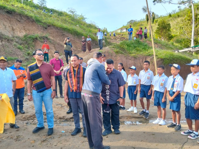 Wakapolda NTT Brigjen Pol Baskoro Tri Prabowo (baju coklat) mengunjungi SMP Negeri 048 Sa Ate Gaikiu, Senin (16/2)