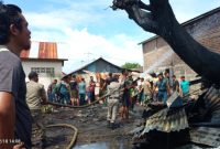 Petugas Damkar Sikka memadamkan bangunan tanpa penghuni yang tebakar, Rabu (18/2)
