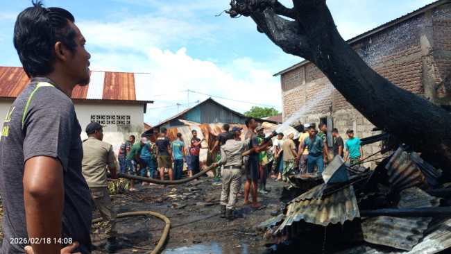 Petugas Damkar Sikka memadamkan bangunan tanpa penghuni yang tebakar, Rabu (18/2)