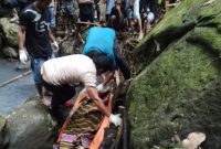 Proses evakuasi jasad remaja perempuan yang ditemukan meninggal dunia, Senin (23/2)