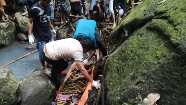 Proses evakuasi jasad remaja perempuan yang ditemukan meninggal dunia, Senin (23/2)