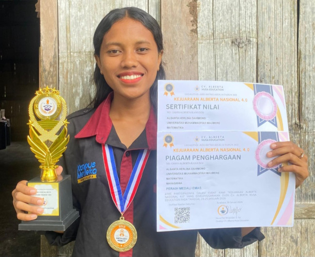 Alsanta Herlina Dahimong, mahasiswa Prodi Matematika Unimof memperlihatkan hadiah Kejuaraan Alberta Nasional 4.0 