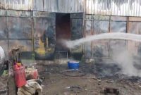 Petugas Damkar Sikka berupaya padamkan gudang kopra yang terbakar di Kelurahan Wailiti, Sabtu (14/2) pagi