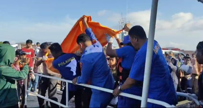 Tim SAR Gabungan Basarnas Maumere mengevakuasi jasad Mateus Rohi, Rabu (18/2)