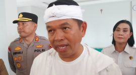 Gubernur Jawa Barat Dedi Mulyadi memberikan keterangan kepada wartawan di Kantor TRuK-F Maumere, Senin (23/2)