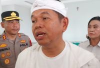 Gubernur Jawa Barat Dedi Mulyadi memberikan keterangan kepada wartawan di Kantor TRuK-F Maumere, Senin (23/2)