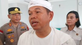 Gubernur Jawa Barat Dedi Mulyadi memberikan keterangan kepada wartawan di Kantor TRuK-F Maumere, Senin (23/2)