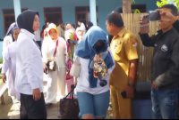 Seorang LC Eltras Pub meninggalkan Maumere dengan menutup wajah akibat malu karena banyak utang di Eltras Pub