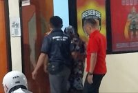 FRG dikawal aparat kepolisian saat keluar dari toilet di Polres Sikka, Kamis (26/2) malam