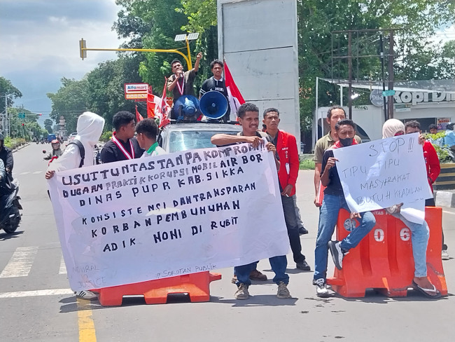 Aksi demonstrasi GMNI Sikka, Rabu (4/3)
