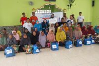 Penerima bantuan Bingkisan Ramadhan pose bersama Pengurus YBM Brilian Maumere dan Pengurus Iwabri Maumere, Sabtu (7/3)