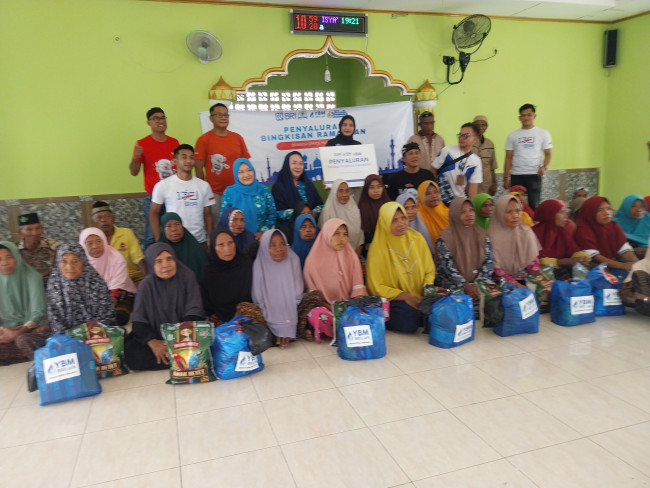 Penerima bantuan Bingkisan Ramadhan pose bersama Pengurus YBM Brilian Maumere dan Pengurus Iwabri Maumere, Sabtu (7/3)
