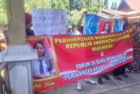 Aksi demonstrasi penuntasan kasus pembunuhan STN, Jumat (27/3), di halaman Gedung DPRD Sikka