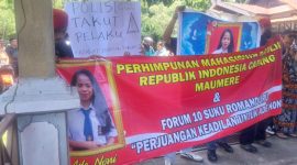 Aksi demonstrasi penuntasan kasus pembunuhan STN, Jumat (27/3), di halaman Gedung DPRD Sikka