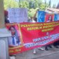 Aksi demonstrasi penuntasan kasus pembunuhan STN, Jumat (27/3), di halaman Gedung DPRD Sikka