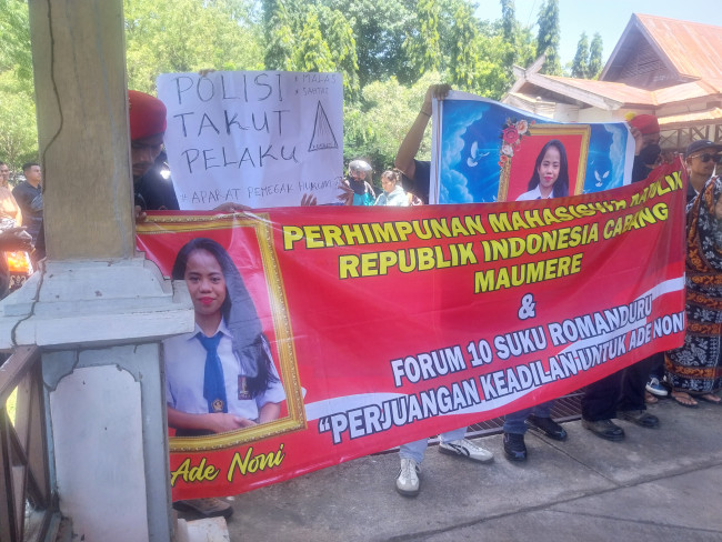 Aksi demonstrasi penuntasan kasus pembunuhan STN, Jumat (27/3), di halaman Gedung DPRD Sikka