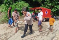 Camat Tana Wawo John Oriwis terlibat kerja swadaya memperbaiki jembatan yang putus diterjang banjir bandang, Selasa (23/3)