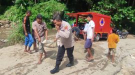 Camat Tana Wawo John Oriwis terlibat kerja swadaya memperbaiki jembatan yang putus diterjang banjir bandang, Selasa (23/3)