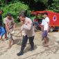 Camat Tana Wawo John Oriwis terlibat kerja swadaya memperbaiki jembatan yang putus diterjang banjir bandang, Selasa (23/3)