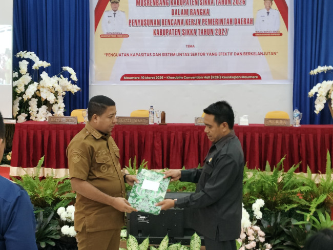 Ketua DPRD Sikka menerima dokumen Musrenbang RKPD Tahun 2027 dari Bupati Sikka, Selasa (10/3)